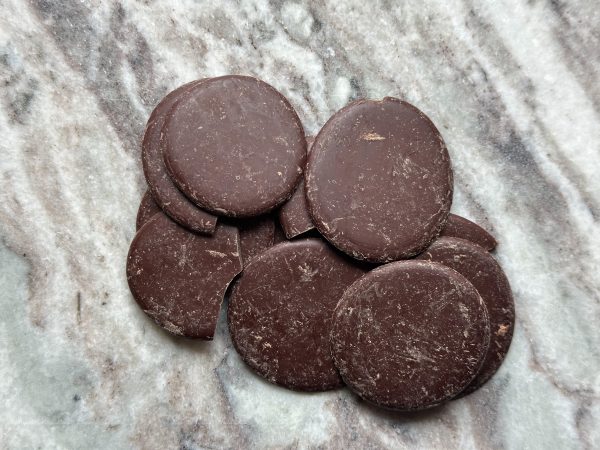 close-up view of Luker Peru 72% couverture discs